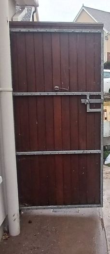Side gate