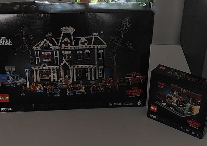 LEGO - Stranger Things - Creel House and WSQK Radio Station