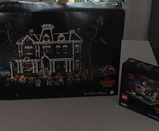 LEGO - Stranger Things - Creel House and WSQK Radio Station