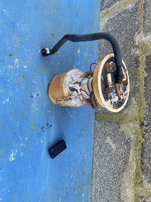 09 Volvo S40 fuel tank unit
