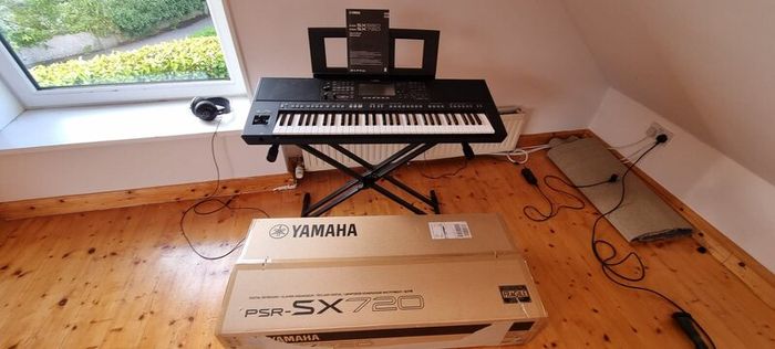 Yamaha PSR-SX720 Keyboard  Like New