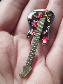Vintage Electric Guitar Brooch.