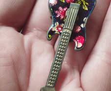 Vintage Electric Guitar Brooch.