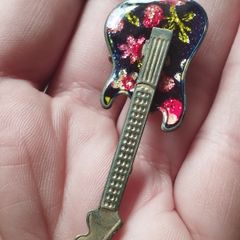 Vintage Electric Guitar Brooch.