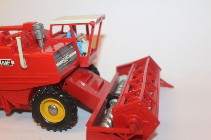 Britains - Farm - Massey Ferguson Combine Harvester 760