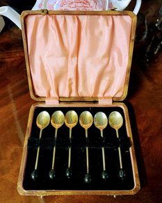 Art deco cased set of coffee bean spoons