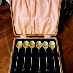 Art deco cased set of coffee bean spoons