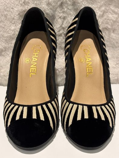 CHANEL Velvet Pumps (Size 37)