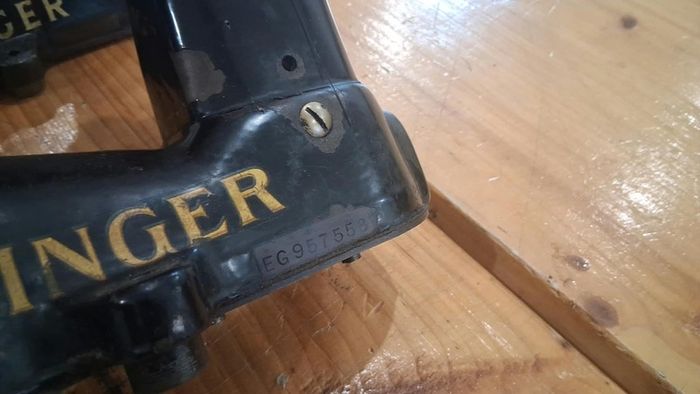Singer 172K1 Industrial Leather Glove Sewing Machine Head Only
