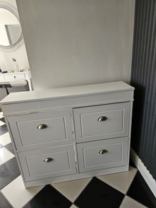 Shoe cabinet