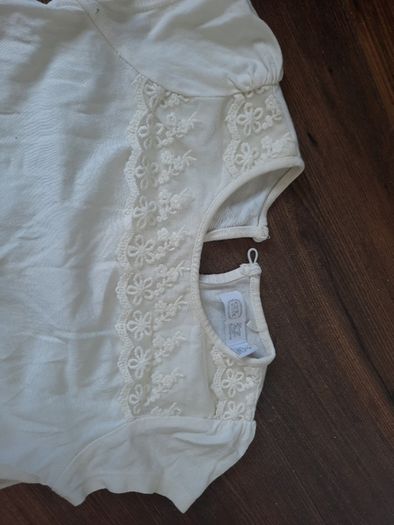 Tshirt girls cream white size 4 years