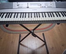 Yamaha PSR E303 YPT-300  Keyboard with Stand and Power Adapter
