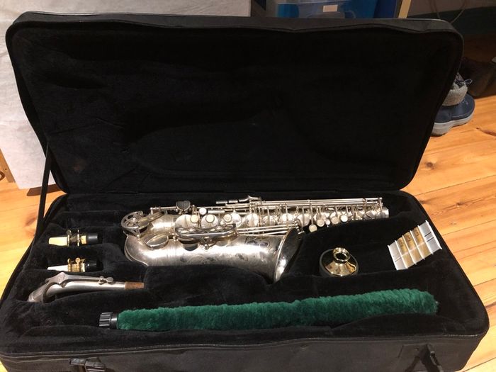 Alto/soprano double saxophone case.