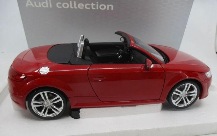 AUDI TT Roadster 2014 - Minichamps Dealer Edition 1/18 New In Box