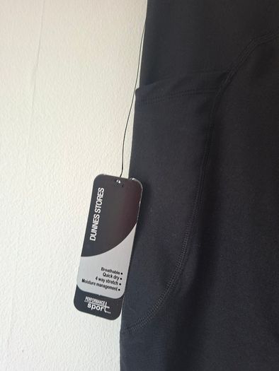Capri length fitted sports bottoms