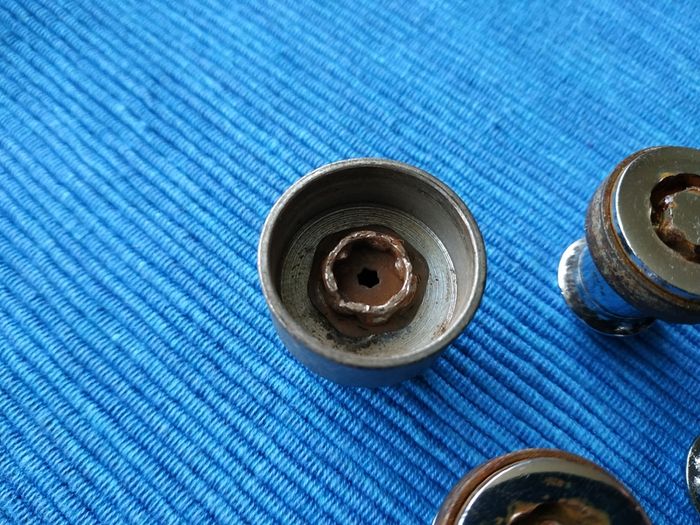 Locking Wheel Nuts and Removal Key for Volvo S40