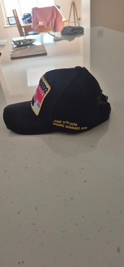 D Squared caps. 15 euro each or 25 for the pair. Bought in London last year. Never worn. Gave 25 euro each.