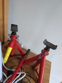 2Jack Stands and Hydraulic Jack