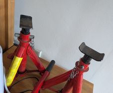 2Jack Stands and Hydraulic Jack