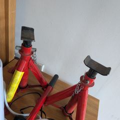 2Jack Stands and Hydraulic Jack