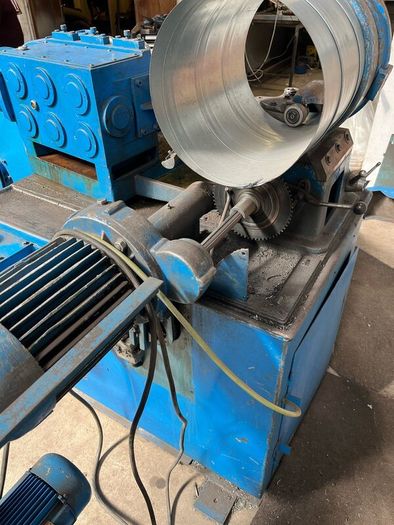 Sprio duct machine