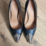 Leather pumps with a metal toe Image 4