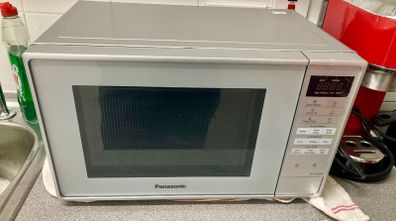 Panasonic Nn-e28jmmbpq Compact Solo Microwave