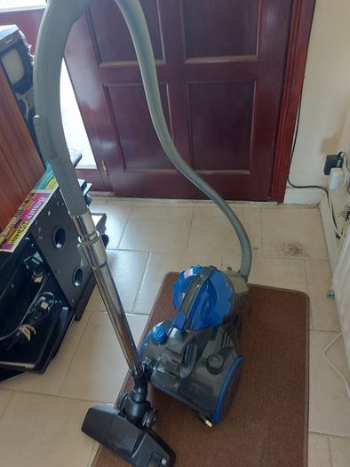 Morphy Richards Perform Air Vacuum Cleaner, Model No. 980520, 750W, AAARATED, in excellent condition, great suction