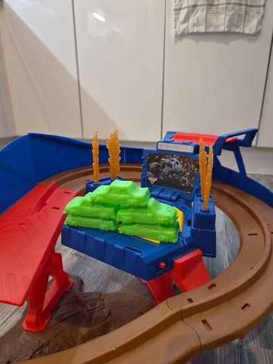 Monster truck race track (monster jam)
