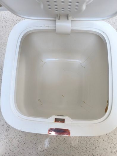 Pet food storage bin