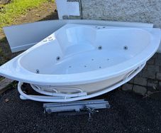 Corner jacuzzi bath