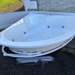 Corner jacuzzi bath