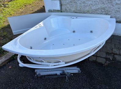Corner jacuzzi bath
