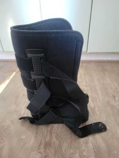 Medical boot size M