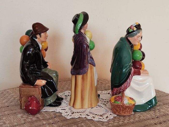 Vintage porcelain figurines family of balloon sellers by Royal Doultot . 85 euro each