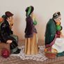 Vintage porcelain figurines family of balloon sellers by Royal Doultot . 85 euro each Image 4