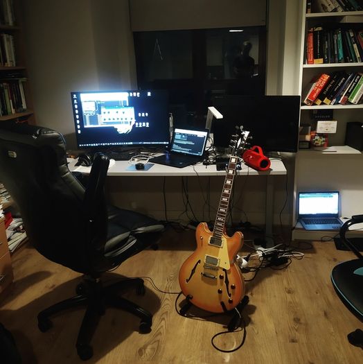Semihollow electric guitar