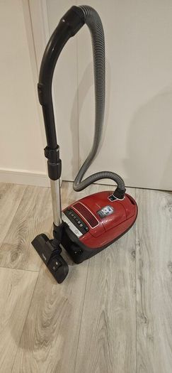 I repair a Miele vacuum cleaner.