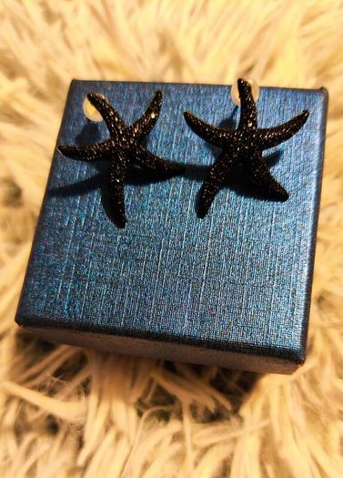 Small Shiny Earrings with Black Starfish Motif Elegant Minimal Style