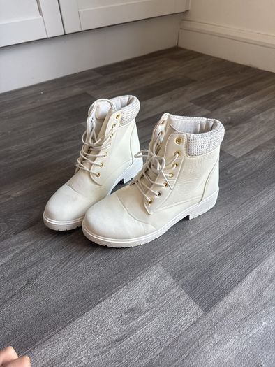 Women boots / shoes runners