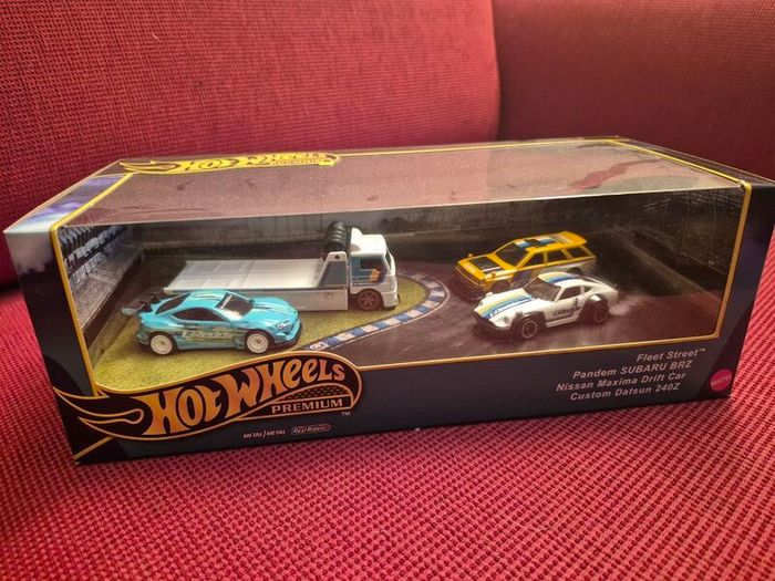 Hot Wheels Diorama Nissan Subaru Datsun Greddy