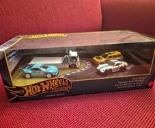 Hot Wheels Diorama Nissan Subaru Datsun Greddy