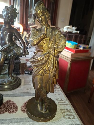Antique Sculpture a gilt-bronze cast-metal Spanish Conquistador. On his torso is a Cross Pattee, a historical motif commonly associated with Christian military orders and medieval heraldry