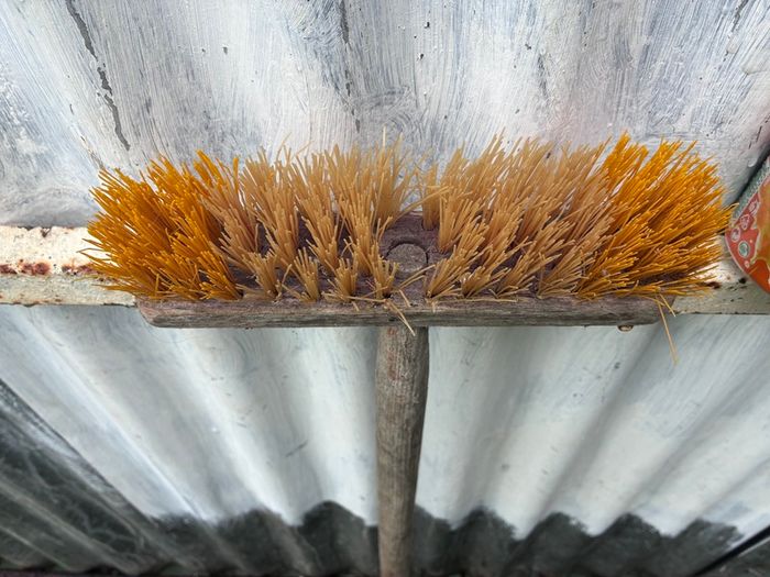 Deck/patio brush