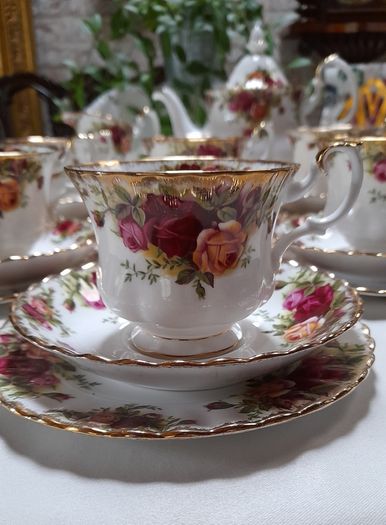 Royal Albert "Country Roses " trio