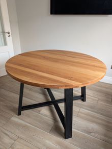 Round dining table