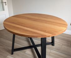 Round dining table