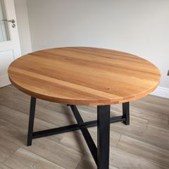 Round dining table