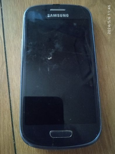 Broken IPad and 6 phones for parts