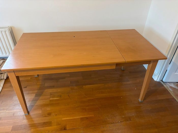 Extendable dining table